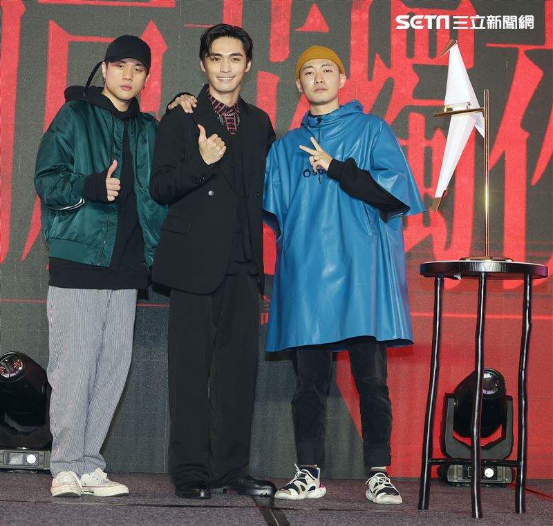 王振諾出道記者會嘉賓唐貓送上祝福。（記者邱榮吉/攝影）