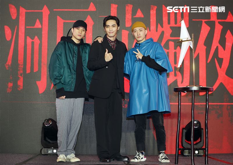 王振諾出道記者會嘉賓唐貓送上祝福。（記者邱榮吉/攝影）