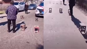 新郎興奮迎親！「被攔車7次」老人衝出狂拍窗：給我紅包▲。（圖／翻攝自楚天視頻微博）