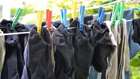 晾衣服、襪子、洗衣服、曬乾、衣物（圖／pixabay）