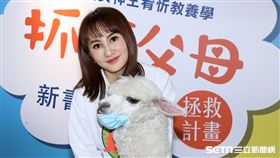 財富女神王宥忻新書發表會草泥馬（麥可）助陣。（記者邱榮吉/攝影）