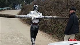 不只新娘活春宮！陸婚鬧「男生也受害」　全身潑漆遊街示眾（圖／翻攝自頭條新聞）