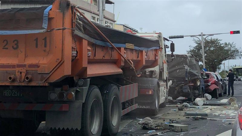 宜蘭砂石車釀5車連環撞　3人傷送醫