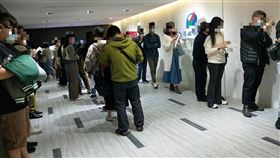 排隊搶買「防疫保單」（圖／翻攝自爆廢公社臉書）