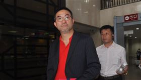 涉恐嚇罪遭訴　蔡伯府出庭（1）台北地方法院30日開庭審理前寒舍餐飲董事長蔡伯府（前）涉恐嚇罪案，蔡伯府出庭應訊。中央社記者張皓安攝　107年5月30日