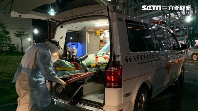醫護護送病患　轉院畫面曝：沒人抱怨