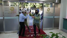 松山警防搶演練逼真　銀行員差點摔下椅子（圖／翻攝畫面）