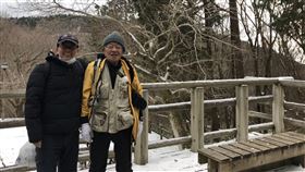 大阪金剛山冬季覆雪  許多在地人是登山客大阪府居民豊(山鳥)平和（右）與谷野文男（左）1月11日在山徑上表示，金剛山景致宜人，平均一週會爬兩次金剛山。中央社記者魏紜鈴大阪攝  110年1月23日