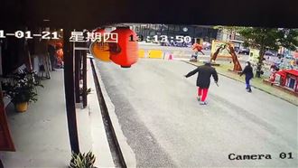 生意被影響　老闆粗長大木棍追打弱女