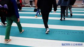 斑馬線/行人/馬路(記者陳弋攝影)