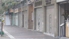 港社區現武漢肺炎疫情　區內成空城香港佐敦道一個社區約20棟大樓近日爆發武漢肺炎疫情，當局向區內發出強制檢疫及隔離令，16日該區許多大樓被圍封，各商店關閉（圖），宛如空城。中央社記者張謙香港攝　110年1月16日