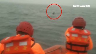 漲潮太快釣客海中浮沉　海巡搏浪救援
