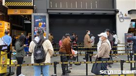 唐吉訶德台灣店開幕首個周末，下午就有排隊人潮。（圖／記者馮珮汶攝）