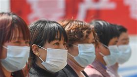 中共最令世人瞠目結舌的手法，就是往往能利用強力的社會管制、精細的訊息篩選，以及巧妙的宣傳手法，把「壞事說成好事」。在疫情初期曾對官方作為高度不信任的中國民眾，一年過去反而對防疫表現普遍感到自豪。（圖／中新社）
