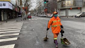 封城滿週年 武漢市民批政府隱匿疫情武漢封城屆滿一週年，經歷了這場浩劫的市民，有人批評當局隱瞞疫情，使親人喪生。部分試圖對外發聲的人，至今仍被當局監視。圖為2020年武漢封城期間，街頭蕭條，店面全部關門的景象。（中新社提供）中央社  110年1月23日