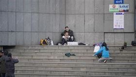 ▲男子挾持學童，女記者試圖穩定王男情緒。（圖／翻攝自雲南警方微信）