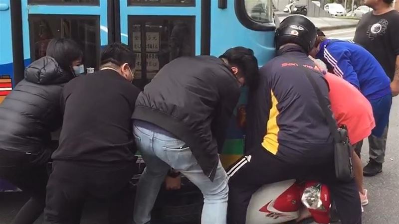 騎士遭公車撞卡車底　民眾抬公車救人
