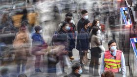 北市跨年照辦  晚間捷運站人潮不似往年台北市跨年晚會活動31日照常舉辦，下午3時起開放民眾進入管制區，入場上限為4萬人。不過受疫情及天氣影響，捷運市政府站晚間除下班人潮外，未見往年大批參加晚會民眾。中央社記者王飛華攝  109年12月31日