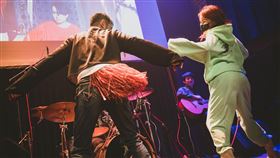 No Name余荃斌動感開唱 ，釣出溫嵐秀電臀尬舞技。（圖／艾迪昇提供）