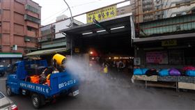 桃園仲平黃昏市場周邊消毒（1）中央流行疫情指揮中心23日公布確診個案882足跡，曾於1月19、20日到桃園市仲平黃昏市場購買晚餐；23日下午，市府出動防疫消毒車在市場周邊加強消毒。中央社記者吳家昇攝　110年1月23日