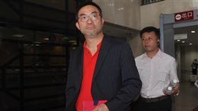 涉恐嚇罪遭訴　蔡伯府出庭（1）台北地方法院30日開庭審理前寒舍餐飲董事長蔡伯府（前）涉恐嚇罪案，蔡伯府出庭應訊。中央社記者張皓安攝　107年5月30日