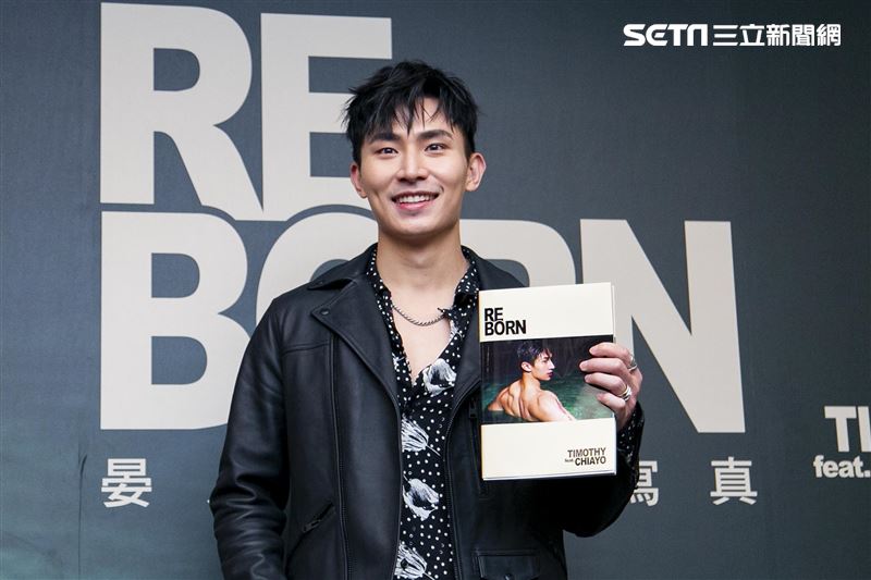 演員林家佑全裸揭20公分骨癌傷疤寫真書記者會。（圖／記者楊澍攝影）