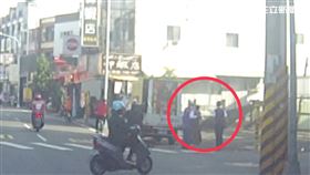 罷免黃捷遊行傳出鬥毆事件，2名工作人員不滿白布條擺放方式起衝突。翻攝畫面