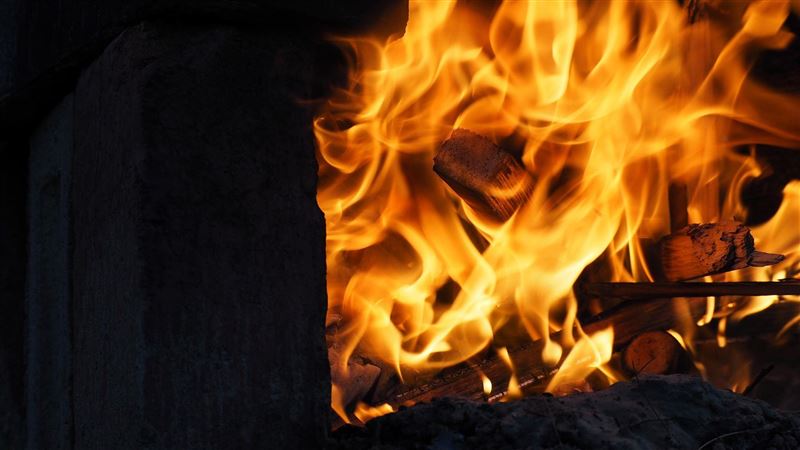 天氣太冷…媽為兒取暖回來卻見2焦屍
