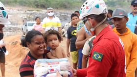 巴西濟貧計畫 發放物資包裹巴西紅十字會工作人員發放物資包裹給北部偏遠地區民眾。（駐巴西代表處提供）中央社記者唐雅陵聖保羅傳真　110年1月24日