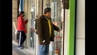 沒口罩遭通訊行拒入　他：噴細菌進去