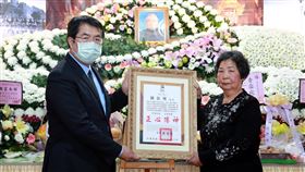 薪傳獎得主陳欽明去世  黃偉哲頒卓越市民全國唯一以傳承家將文化而獲頒民族藝術傳統雜技類薪傳獎的陳欽明去世，享壽77歲，台南市長黃偉哲（左）24日頒發「卓越市民」表揚陳欽明的貢獻，由家屬代表接受。（台南市政府提供）中央社記者張榮祥台南傳真  110年1月24日