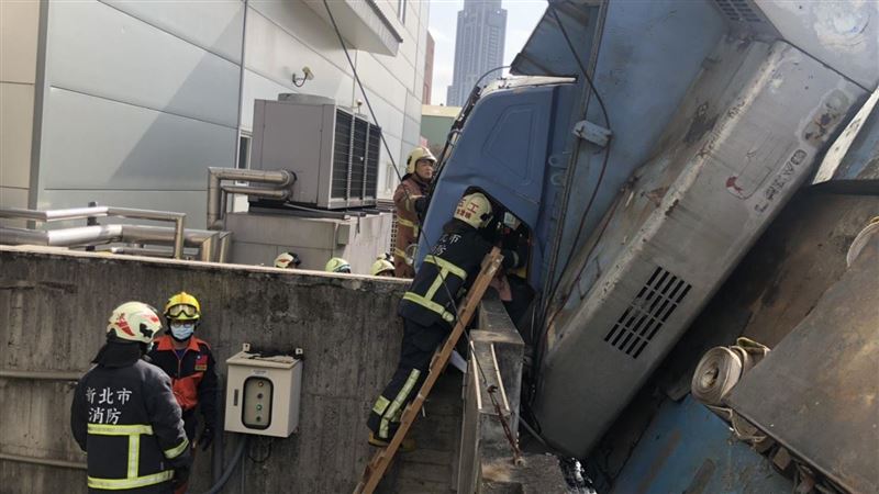 新北產業園區洗窗工墜落　波及司機