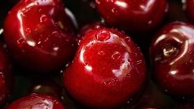江蘇無錫日前發現進口櫻桃的表面核酸檢測陽性，中國疾控中心專家說，只要吃水果前用流水清洗，應該就不會有感染2019冠狀病毒疾病的風險。（圖取自Unsplash圖庫）