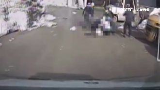 女遭堆高機拖行　夫目睹妻慘死眼前