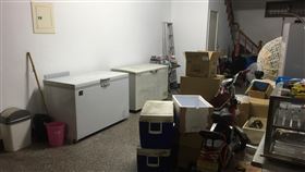 冰屍命案出現轉折　檢警不排除謀殺追共犯高雄檢警偵辦冰屍案，11日上午相驗丁姓死者發現後腦及後頸部刀傷，但凶嫌供述都未提到，經進一步追問，凶嫌供出案發時另有兩人在家，檢警不排除全案是起謀殺案，下午傳訊凶嫌兩名友人到案釐清。圖為命案後藏屍的冰櫃。（警方提供）中央社記者程啟峰高雄傳真　107年9月11日