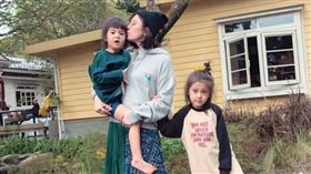 賈靜雯/5歲咘咘、3歲Bo妞/草泥馬。IG