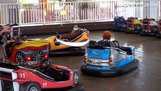 8旬嬤扮櫻花妹遊樂園　玩設施萌翻網