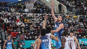 PLG台北富邦勇士3連勝　塞瑟夫攻下19分P. LEAGUE+ 聯盟（PLG）台北富邦勇士2日在台北和平籃球館進行主場開幕戰，富邦勇士最終以93比83擊退桃園領航猿，拿下3連勝。洋將塞瑟夫（Ihor Zaytsev）（持球者）貢獻19分、16籃板。中央社記者張新偉攝　110年1月2日