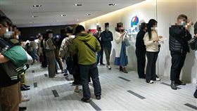 排隊搶買「防疫保單」（圖／翻攝自爆廢公社臉書）