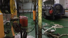 疑清洗大樓地下污水槽致災　高市4工人送醫高雄市鼓山區龍德路一處大樓24日傳出有工人執行污水槽清洗作業時疑暈倒，造成4名工人送醫，據指出，可能和沼氣造成意外有關。（民眾提供）中央社記者洪學廣傳真  110年1月24日