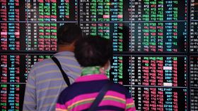 台股開低震盪收黑　收盤跌134.74點台北股市22日開低震盪收黑，收盤跌134.74點，為16019.03點，跌幅0.83%，成交金額新台幣4017.70億元。中央社記者王飛華攝  110年1月22日