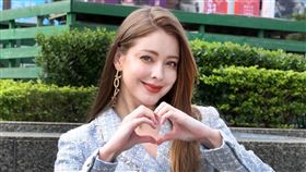 俄羅斯美女安妮三立新聞網專訪。（記者邱榮吉/攝影）