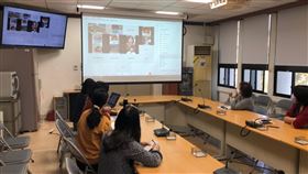 台南市即時線上協調指揮中心成立武漢肺炎疫情升溫，台南市即時線上協調指揮中心25日成立，透過視訊與全市14家收治醫院連線，宣布相關重要政策。（台南市政府提供）中央社記者張榮祥台南傳真  110年1月25日