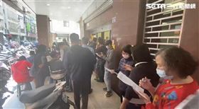 防疫險　排隊（圖／翻攝畫面）
