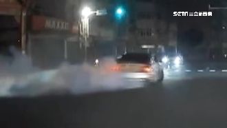 目睹路口燒胎甩尾　後車嚇壞不敢走