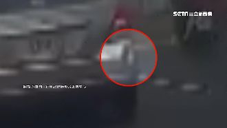 重機撞保桿秒復原　網驚：液態金屬？