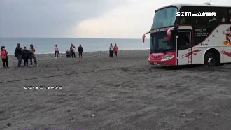 遊覽車卡南澳沙灘　救援纜繩還拉到斷