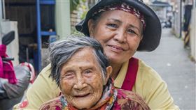 照服員桂枝服務阿嬤5年多了，建立如家人一般的情感。（圖／介惠基金會提供）