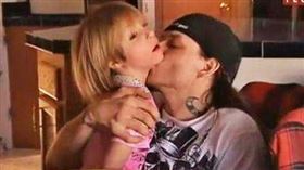 肯尼發現女兒與自己長得不向，親子鑑定後崩潰。（圖／翻攝自thmey1推特）