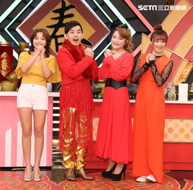 華視「牛兆豐年賀新春－女王當家」主持群張文綺、黃子佼、鄭淑文、徐凱希。（記者邱榮吉/攝影）